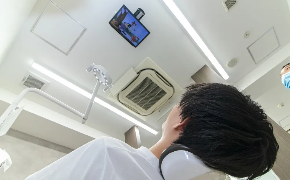 「アニメを見ながらリラックス」診療台に天井モニターを完備